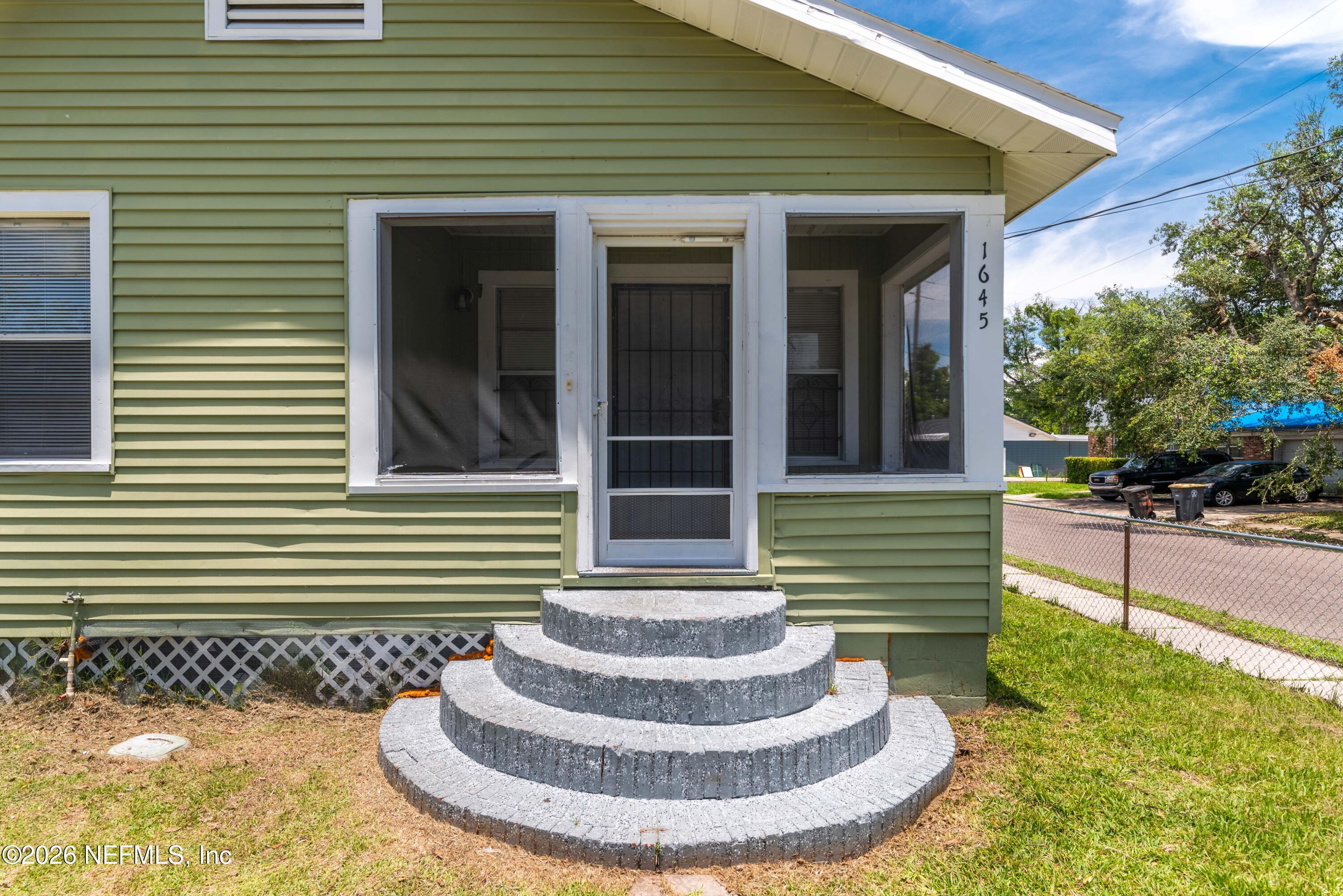 1645 W 12TH Street
