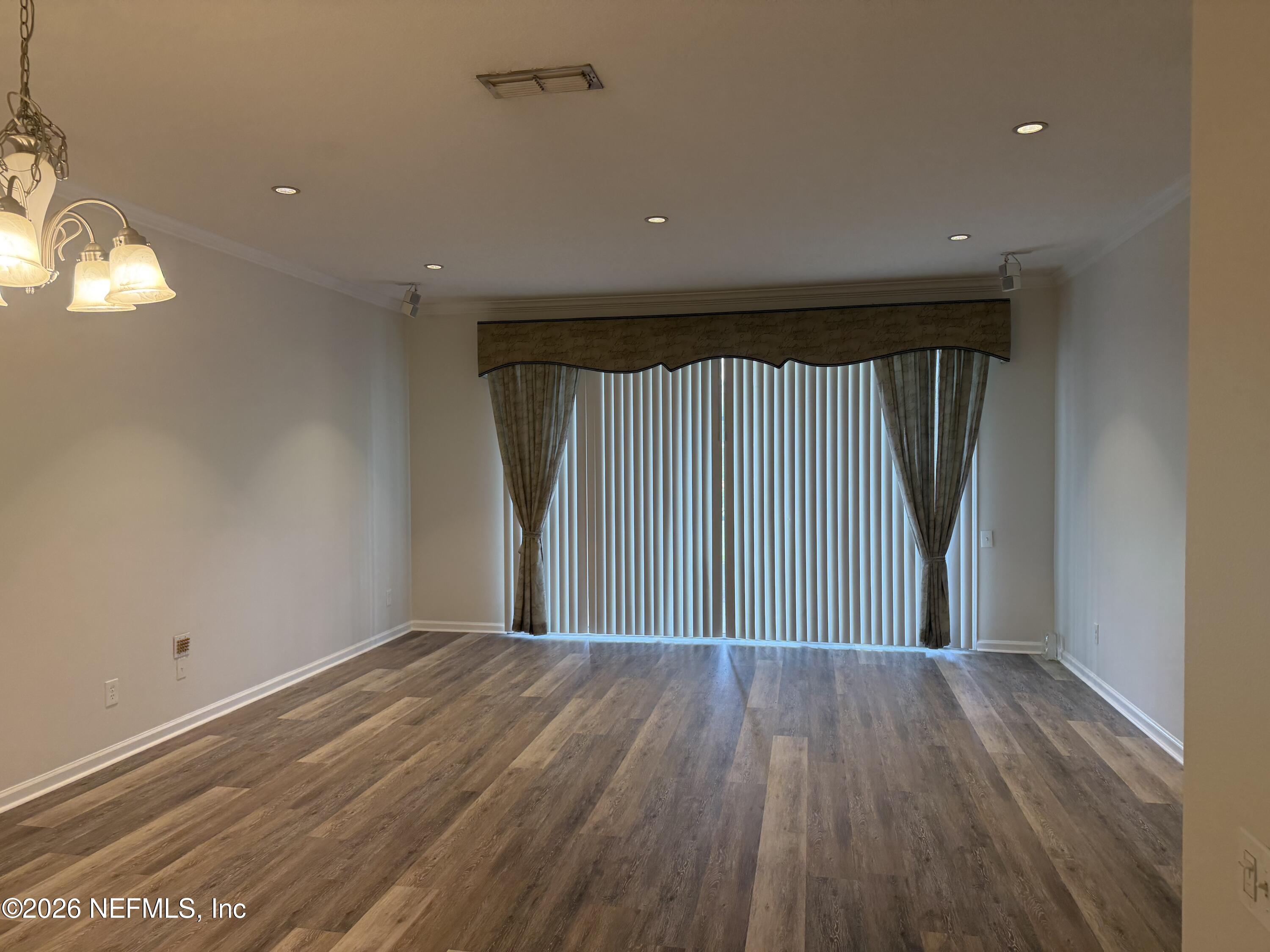 7584 RED CRANE Lane