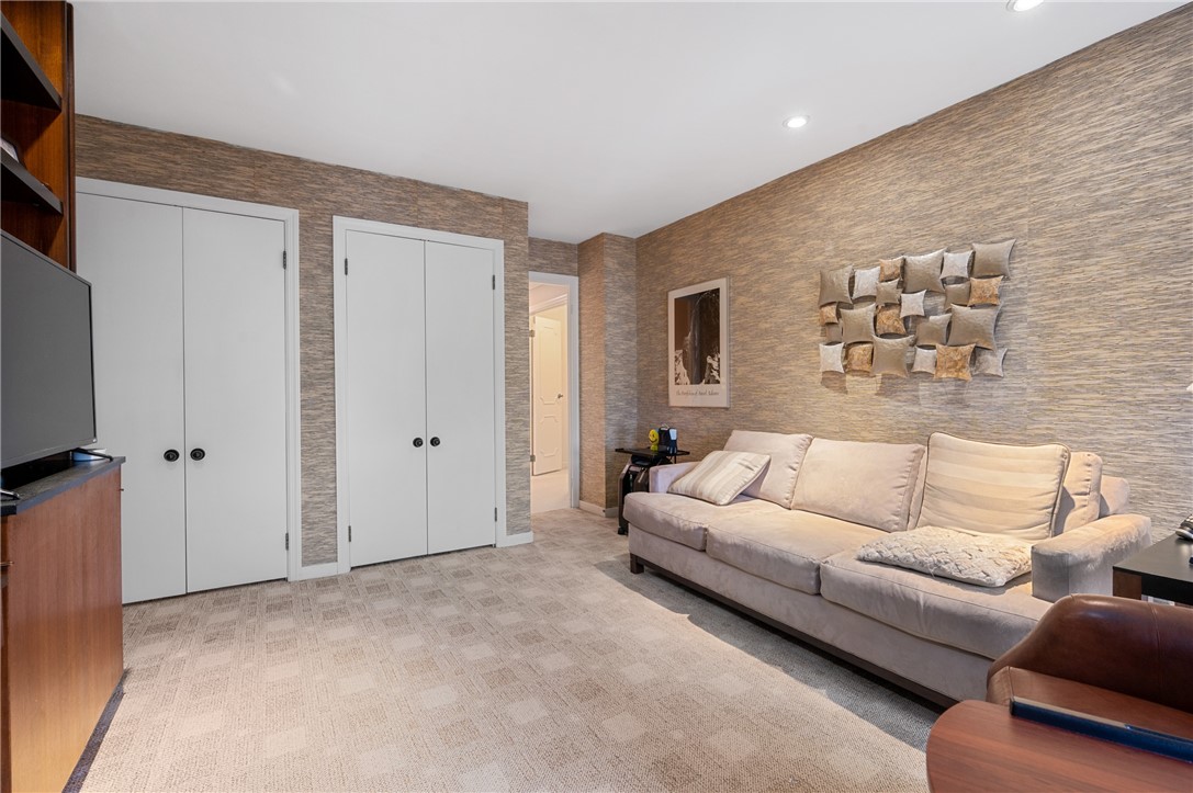 540 N Neville St 707