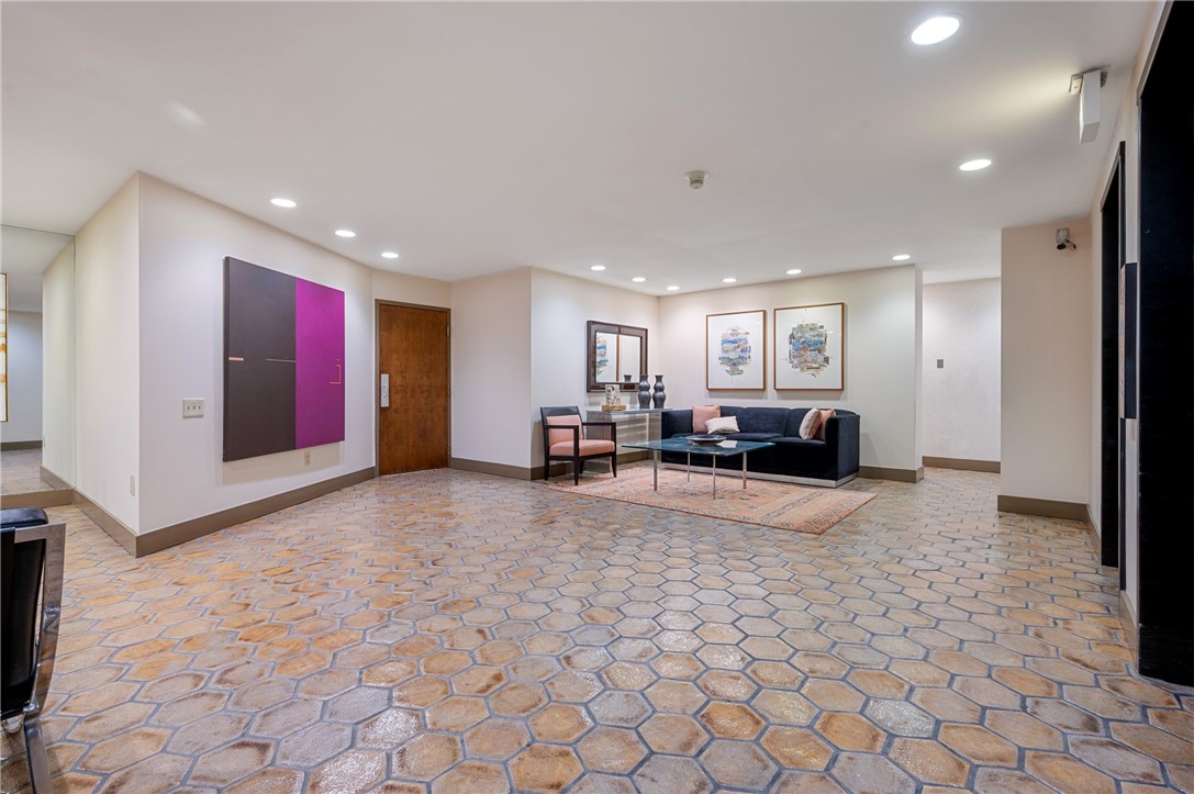 540 N Neville St 707