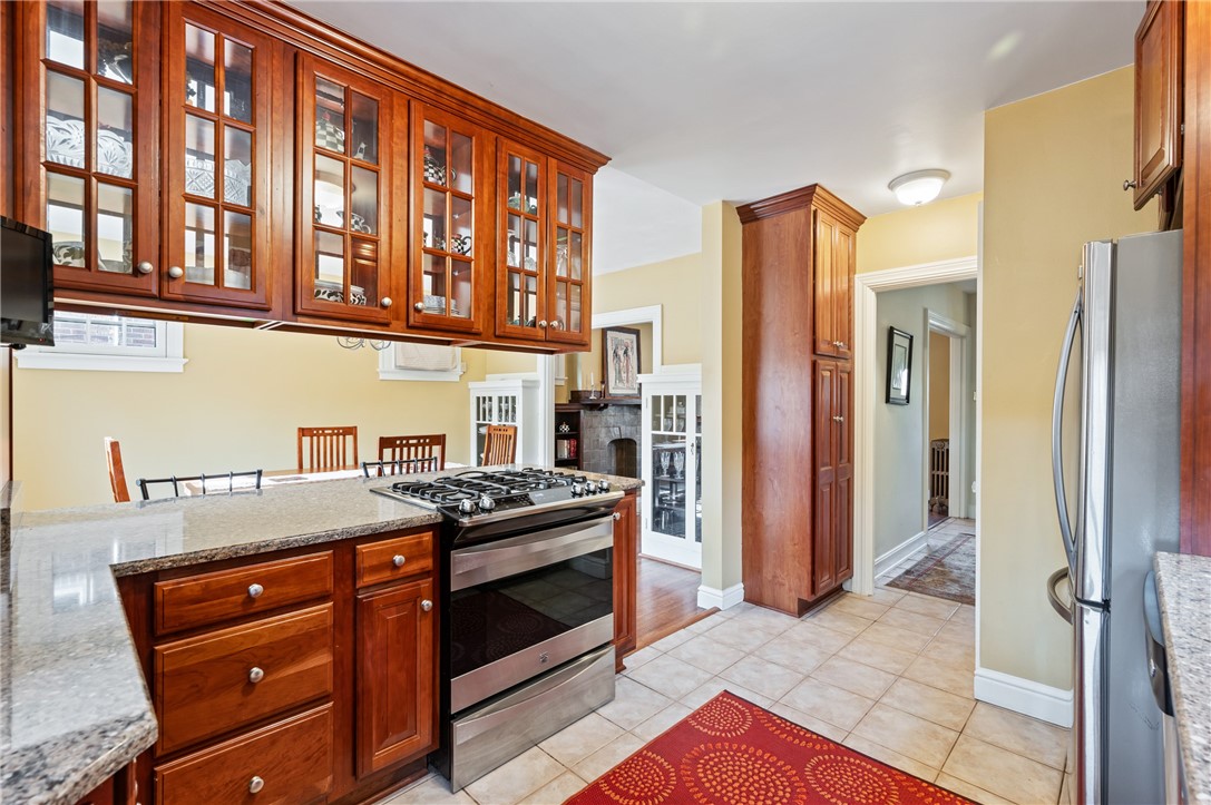 121 W Hutchinson Ave