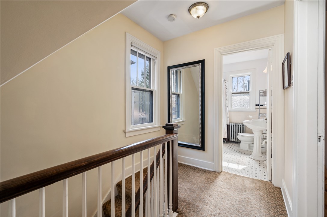 121 W Hutchinson Ave