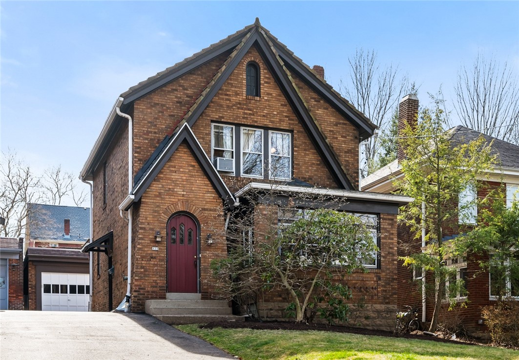 121 W Hutchinson Ave