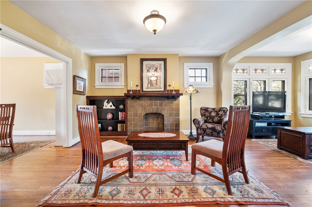 121 W Hutchinson Ave