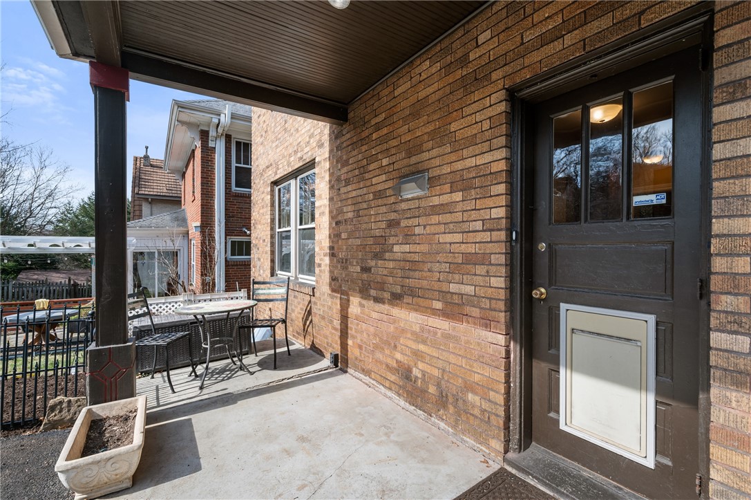 121 W Hutchinson Ave