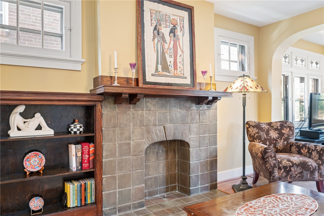 121 W Hutchinson Ave