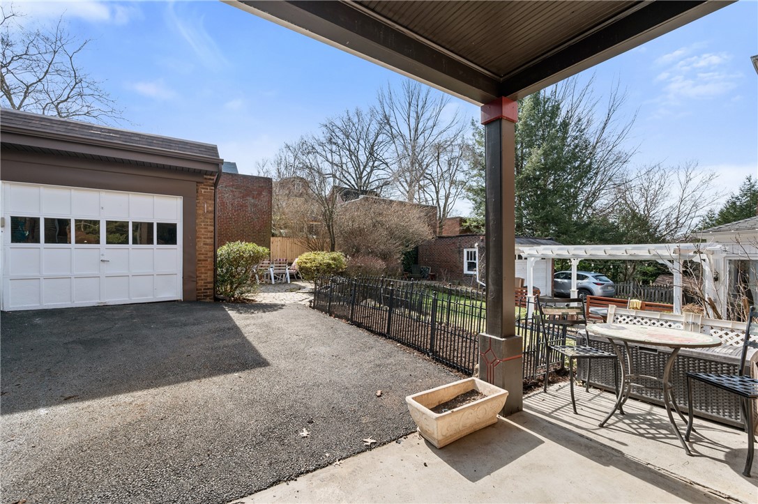 121 W Hutchinson Ave