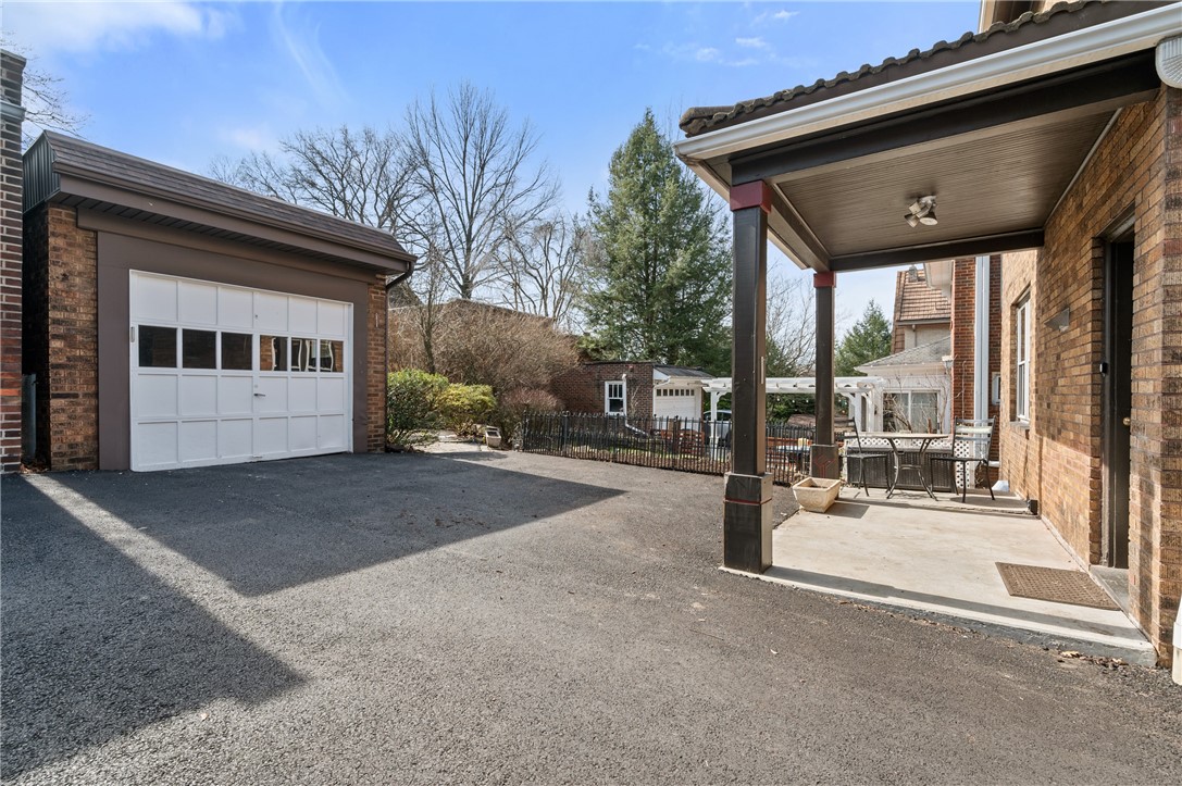 121 W Hutchinson Ave