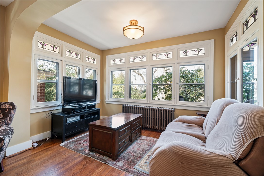 121 W Hutchinson Ave