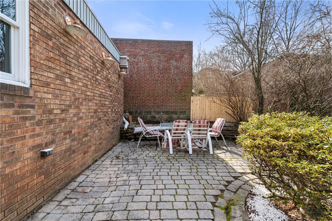 121 W Hutchinson Ave