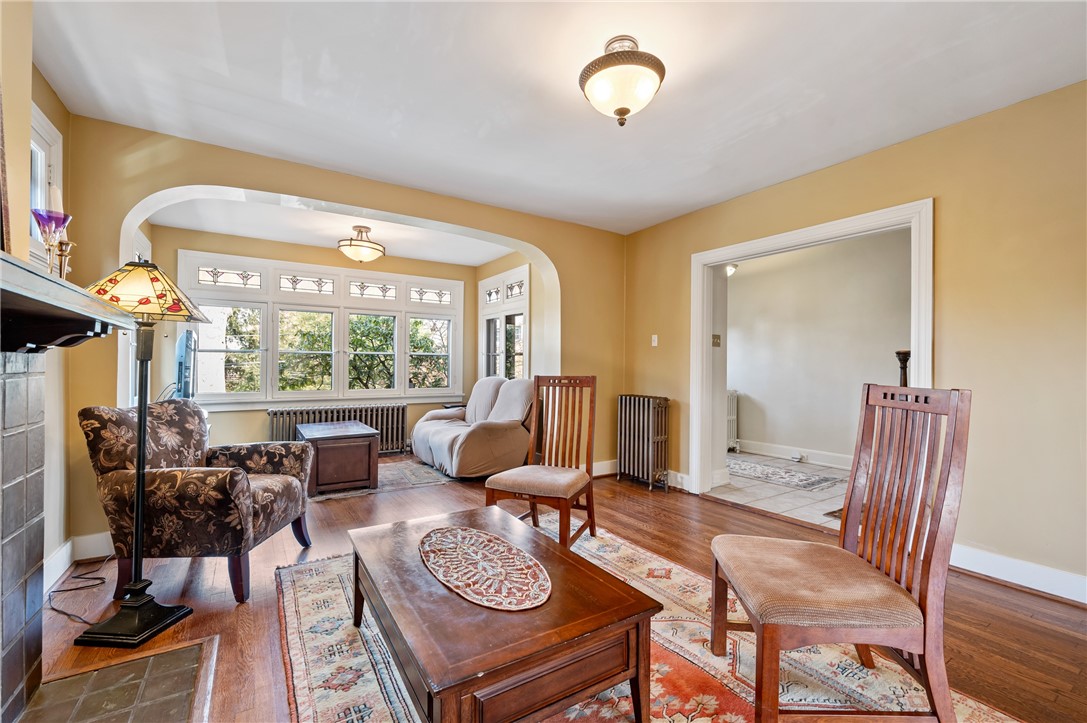 121 W Hutchinson Ave