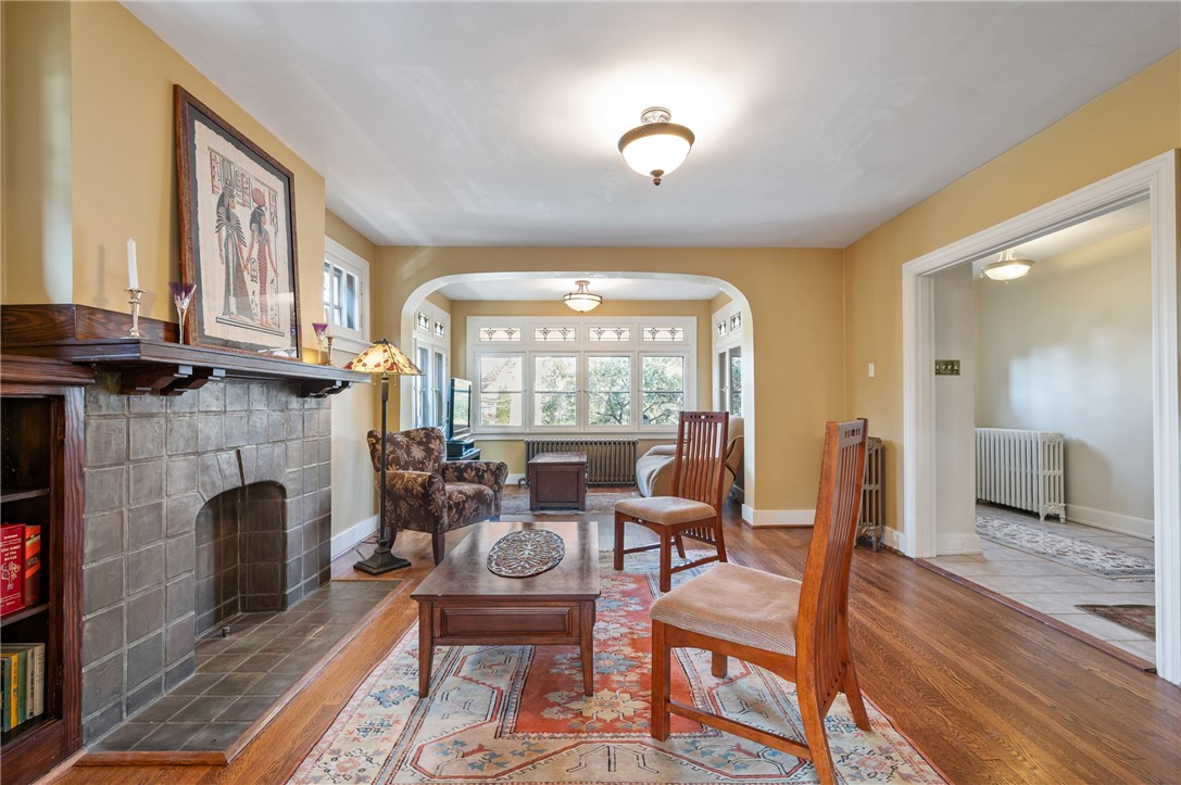 121 W Hutchinson Ave