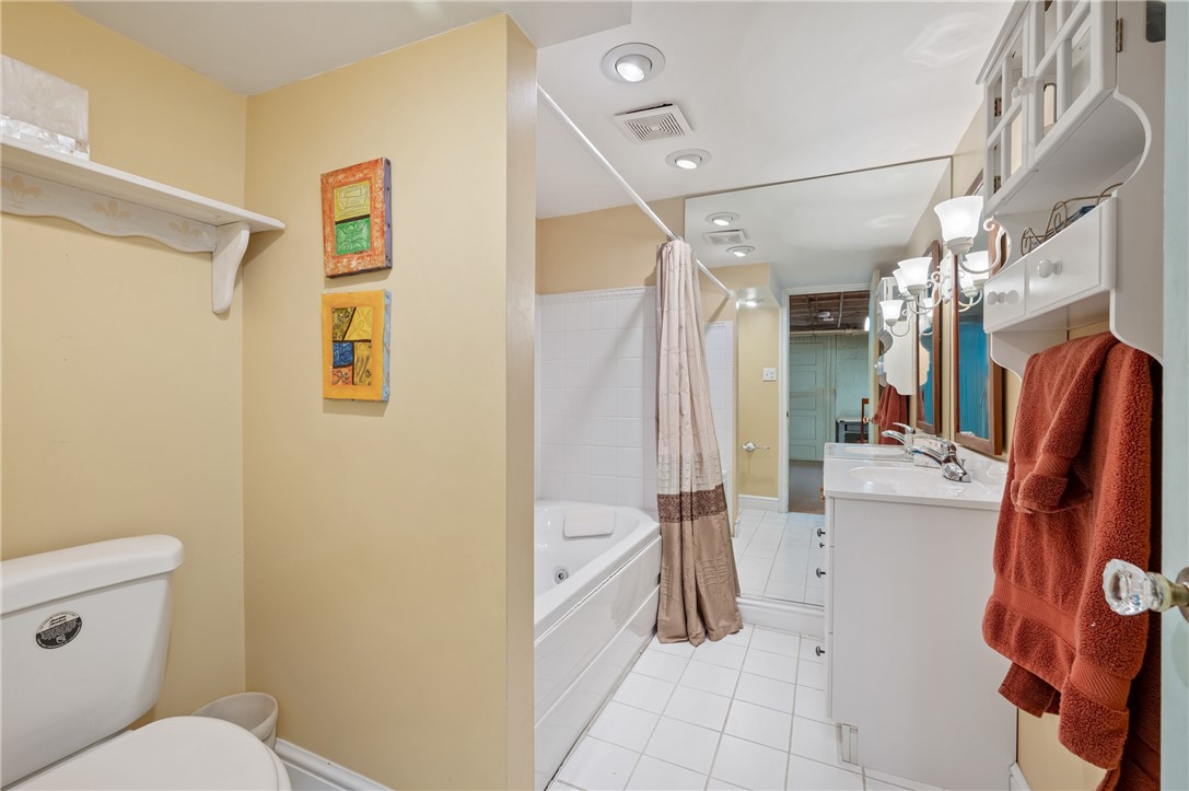 121 W Hutchinson Ave