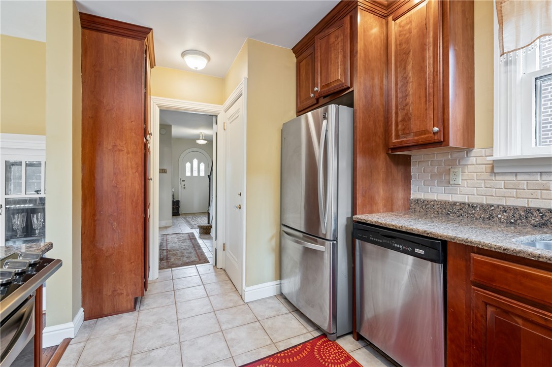 121 W Hutchinson Ave