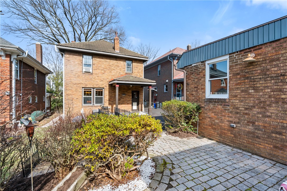 121 W Hutchinson Ave