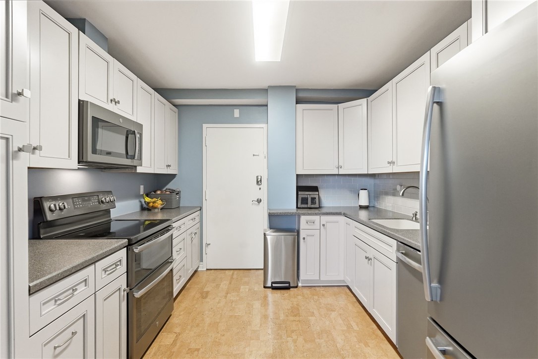 128 N Craig St 806