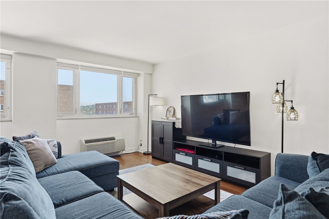 128 N Craig St 806