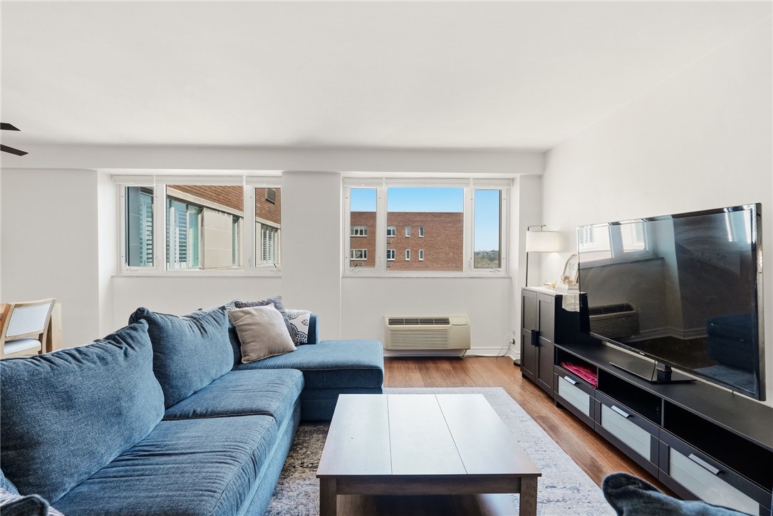 128 N Craig St 806