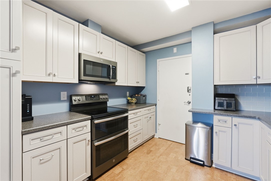 128 N Craig St 806