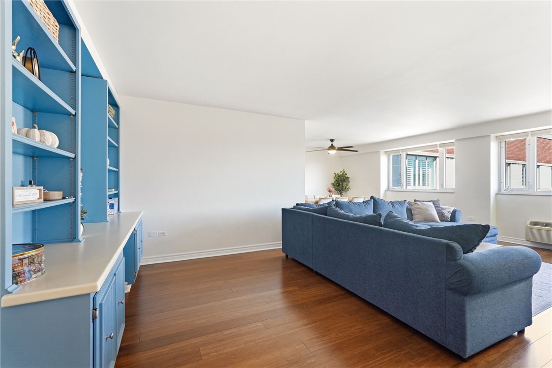128 N Craig St 806