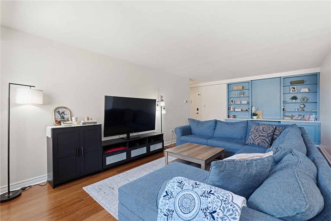 128 N Craig St 806