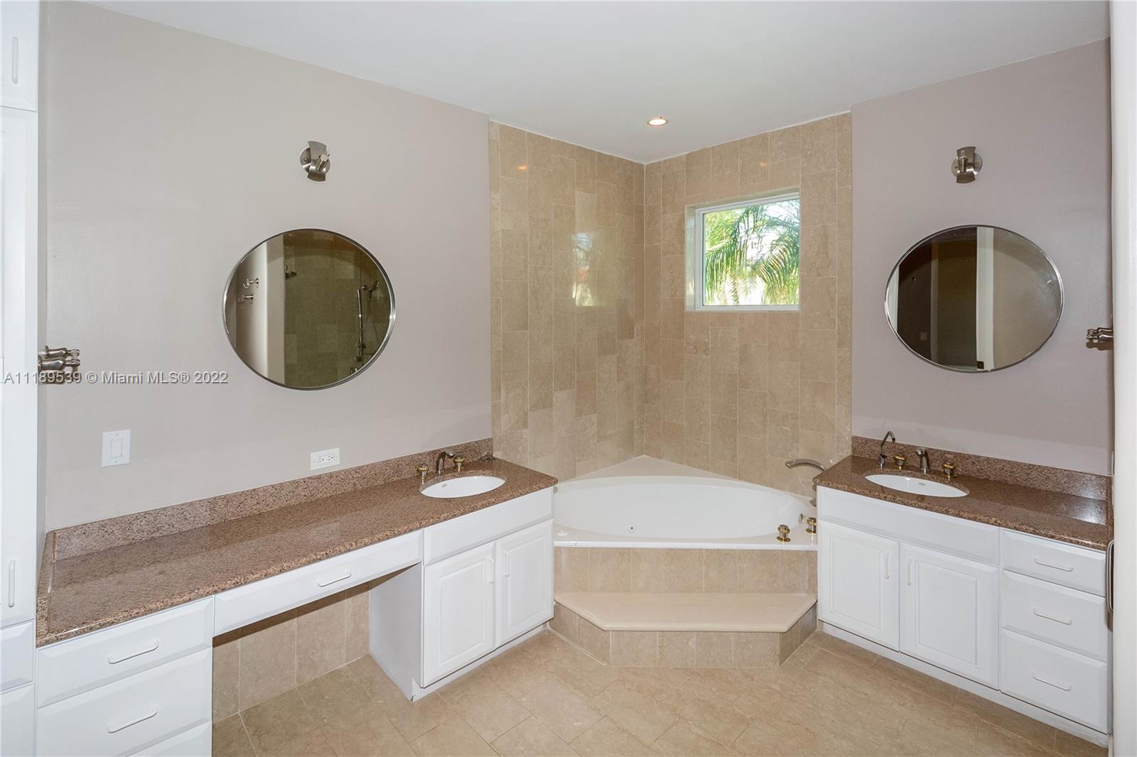 2715 Oakmont Dr