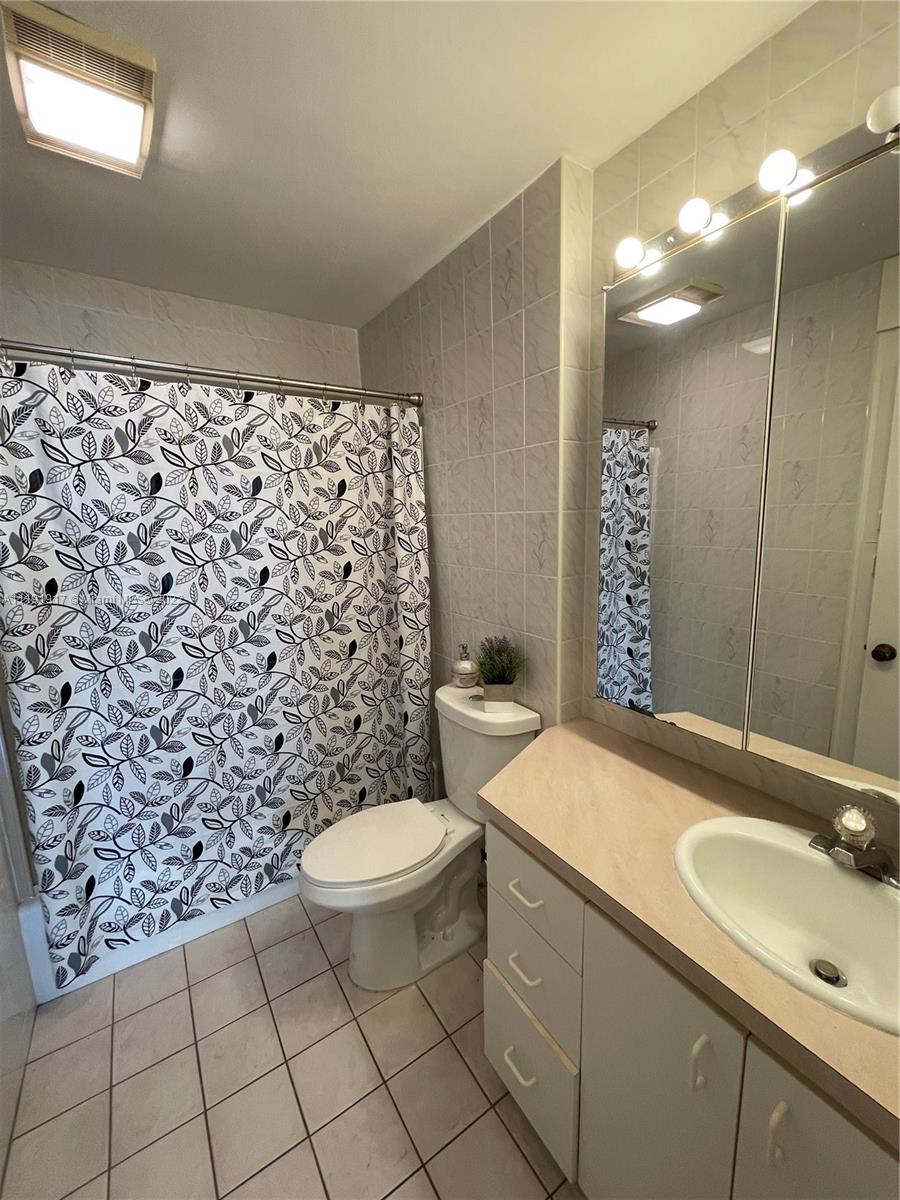 3545 NE 167th St Unit: 202