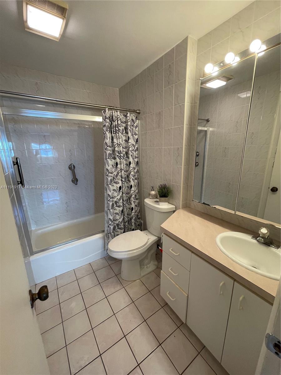 3545 NE 167th St Unit: 202