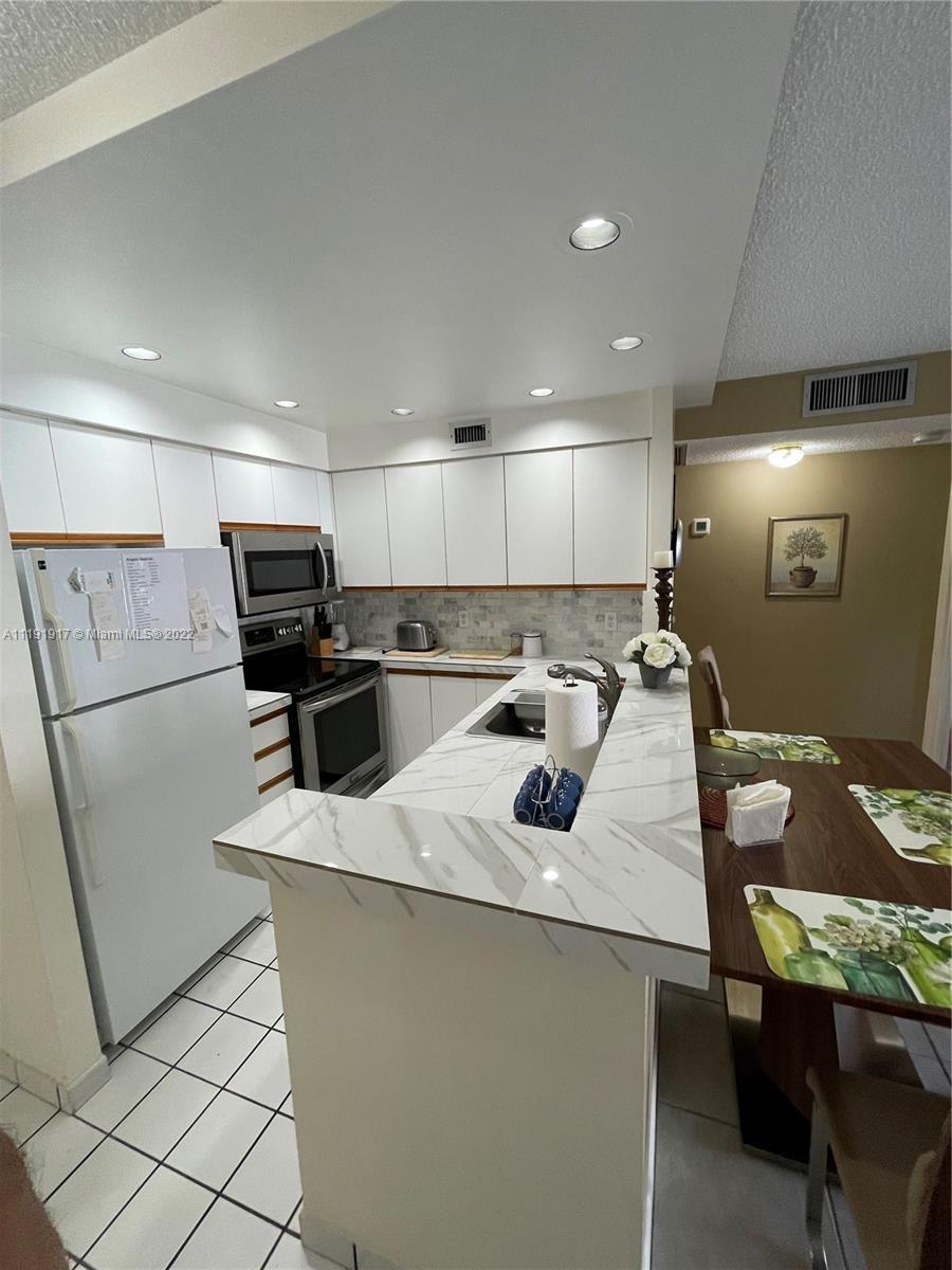 3545 NE 167th St Unit: 202