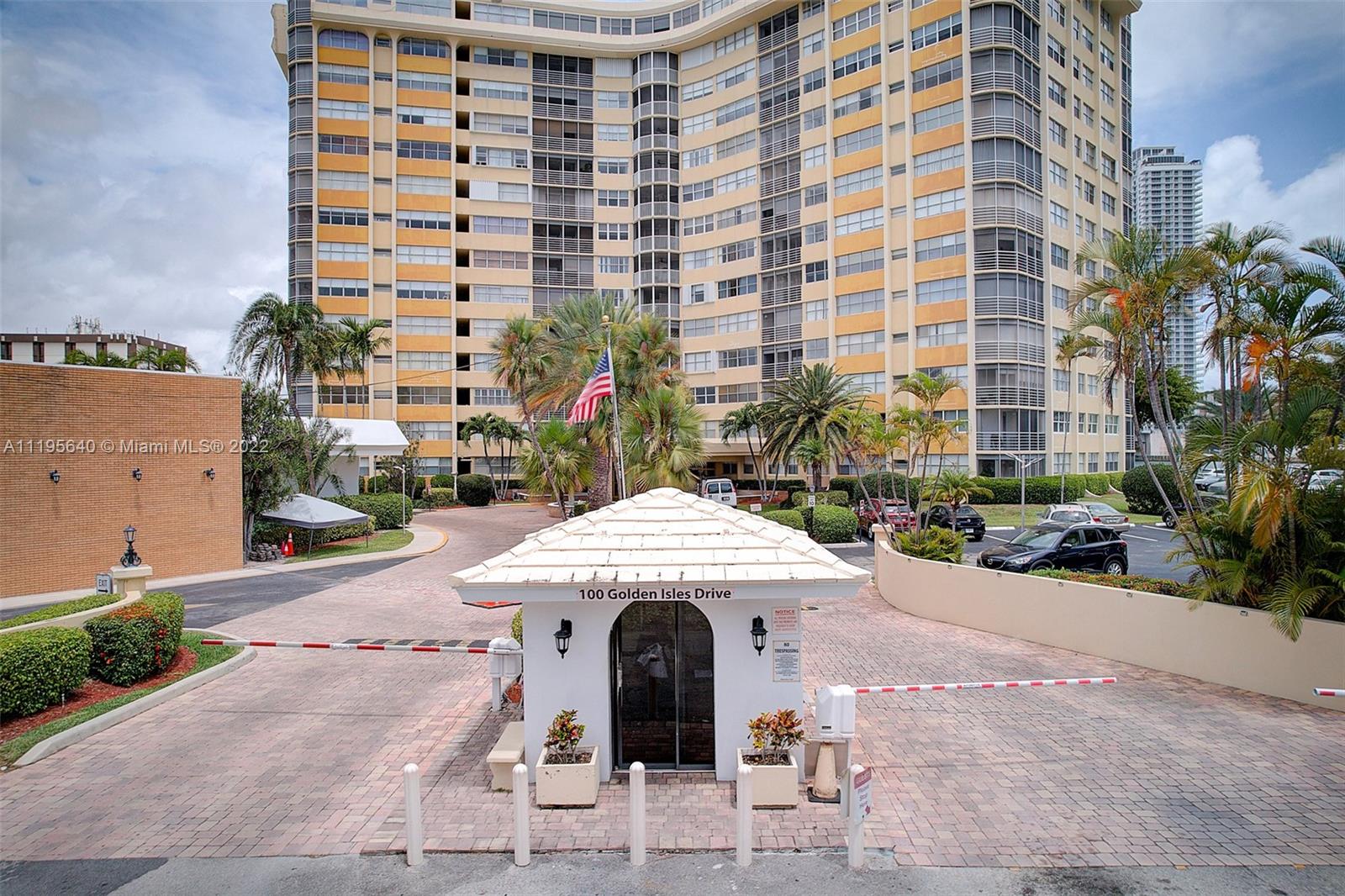 100 Golden Isles Unit: 1112
