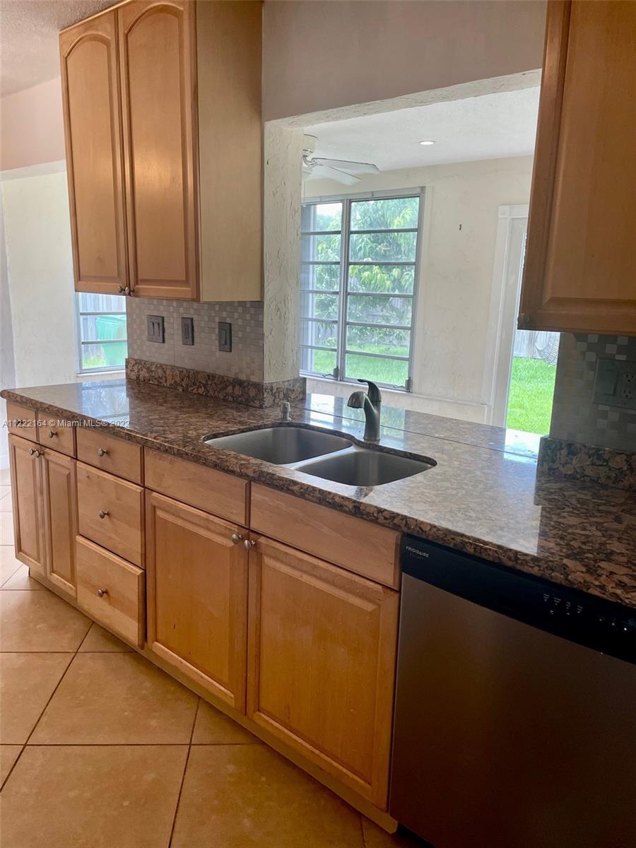 9607 NW 66th St Unit: 0