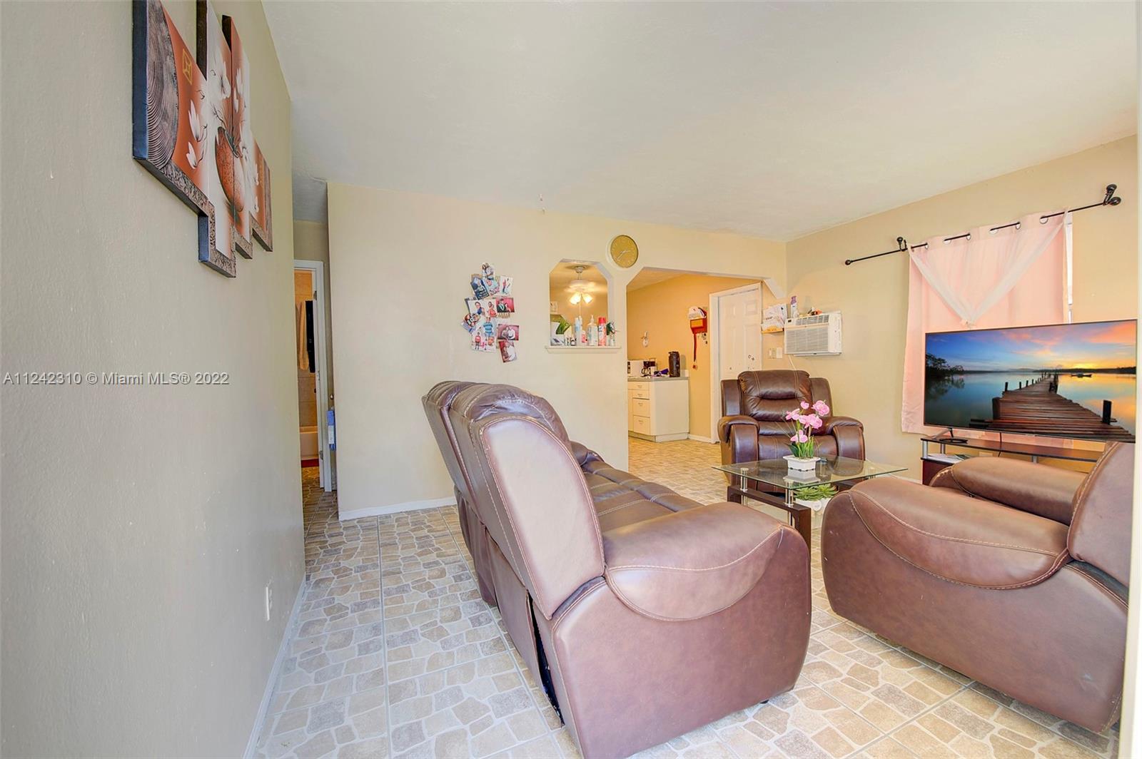 737 NW 1st Ct