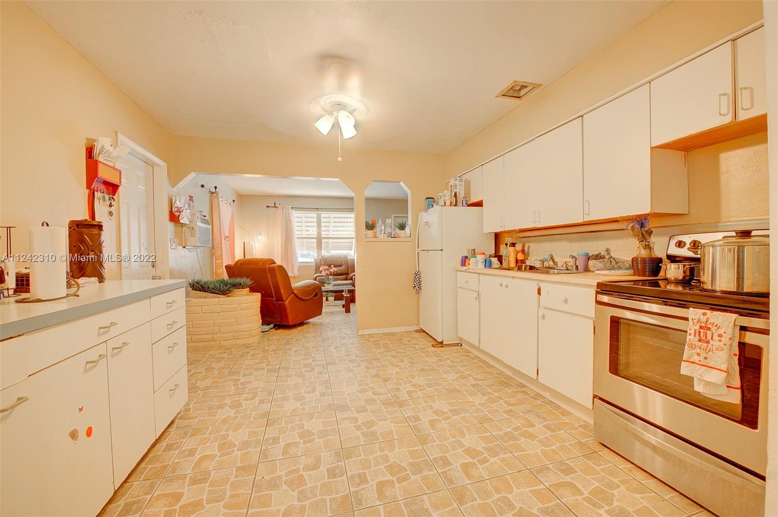 737 NW 1st Ct