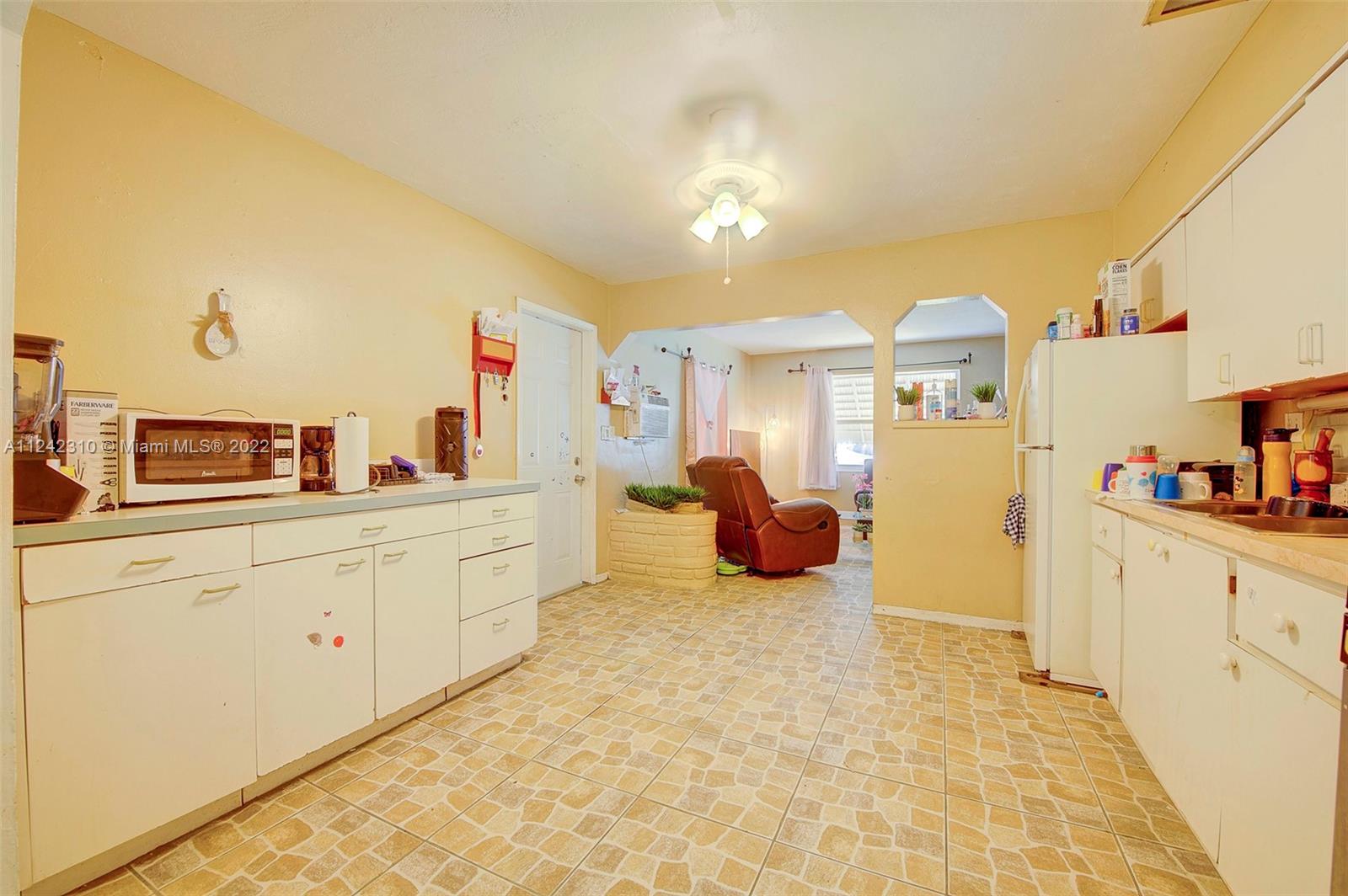 737 NW 1st Ct