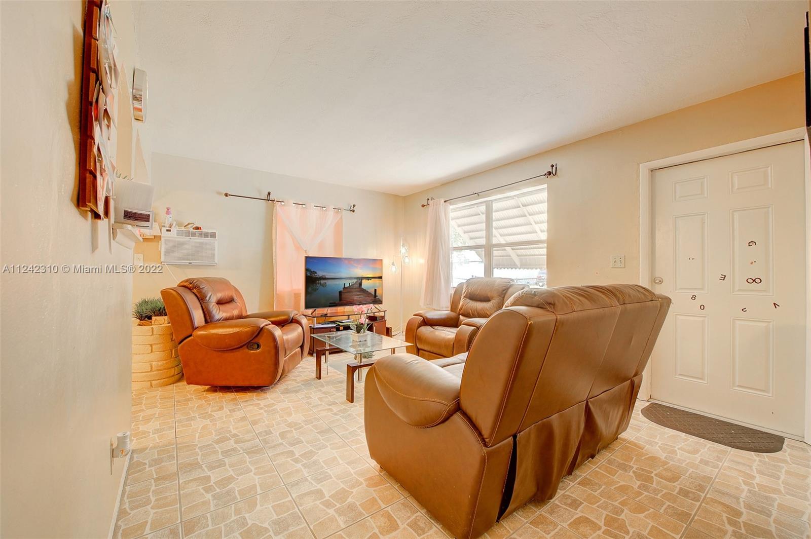 737 NW 1st Ct