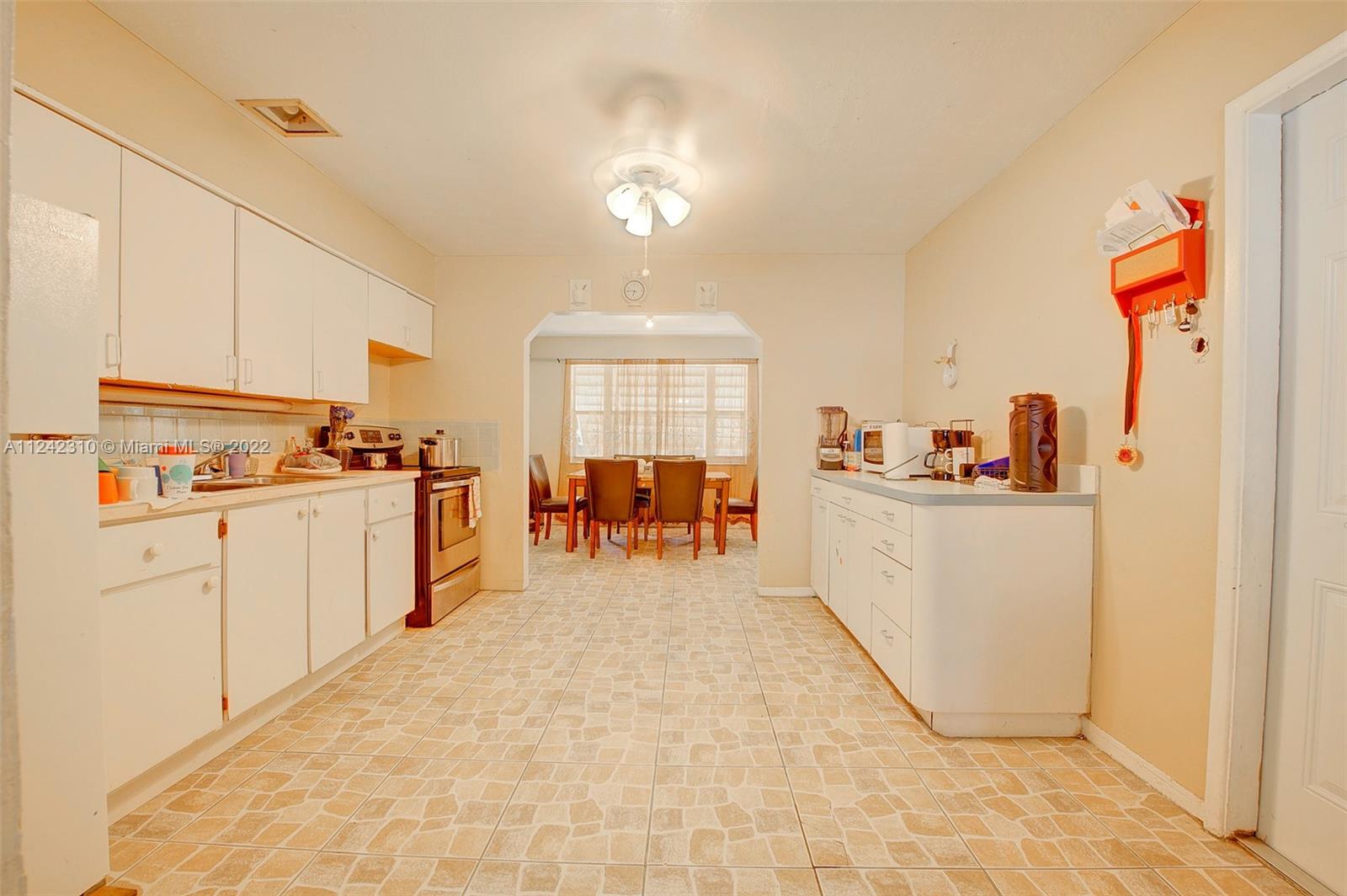 737 NW 1st Ct