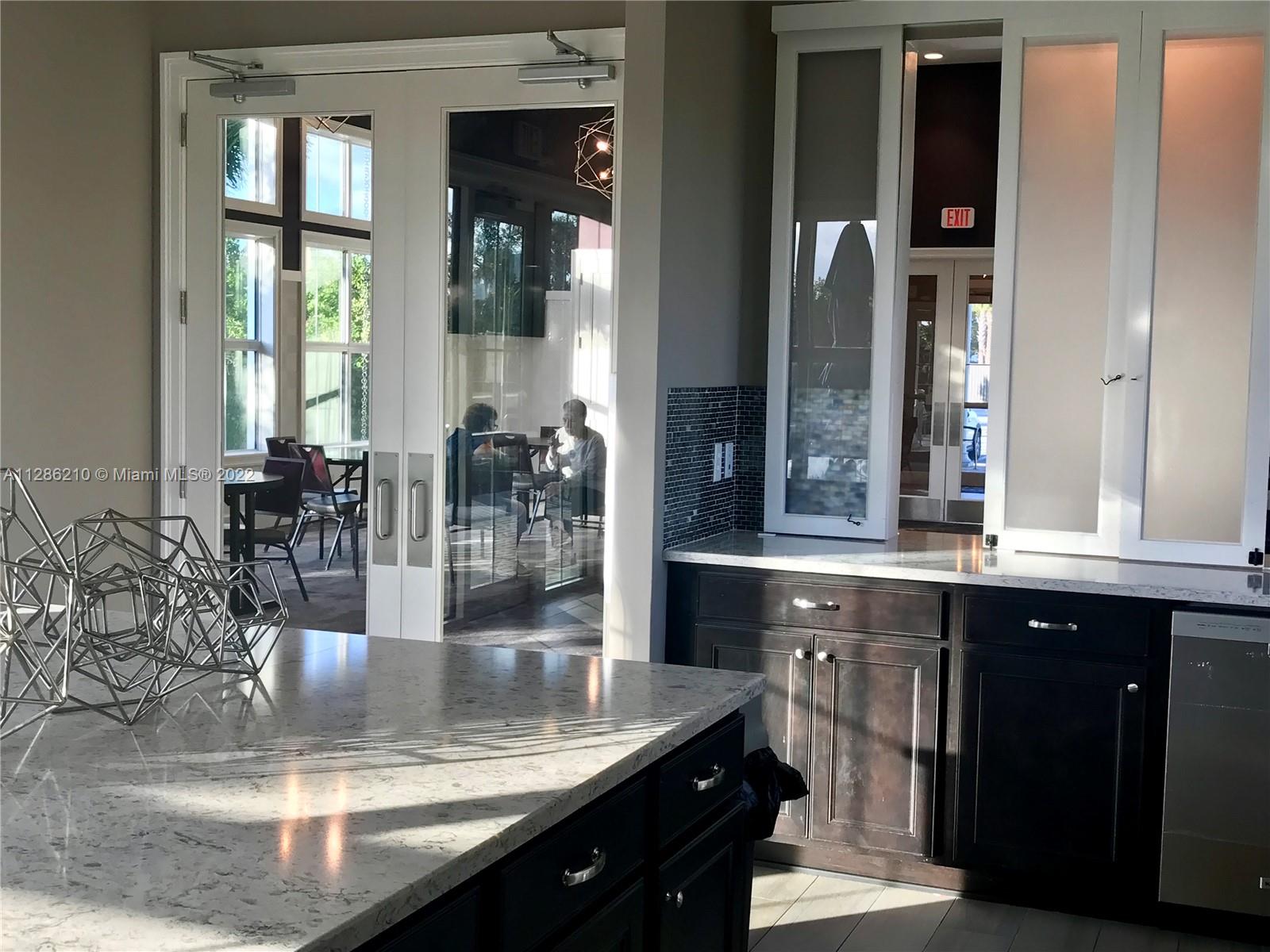 4200 Hillcrest Dr Unit: 914