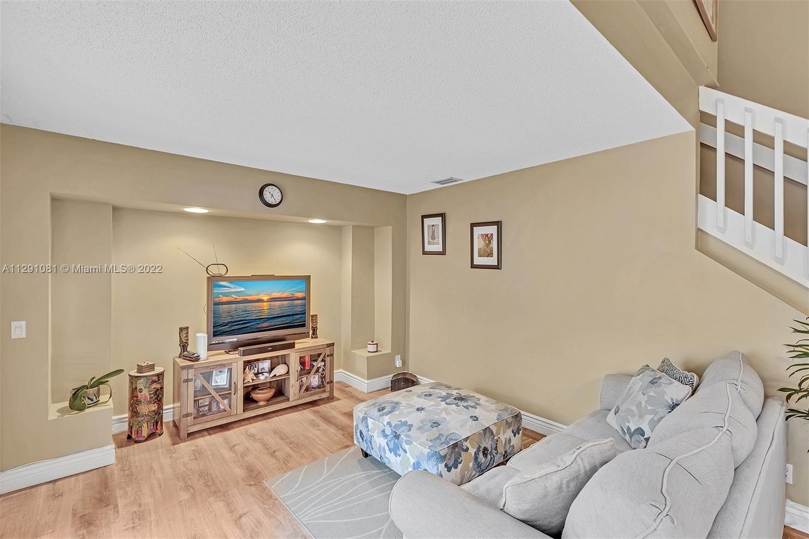 1572 Springside Dr Unit: 1572