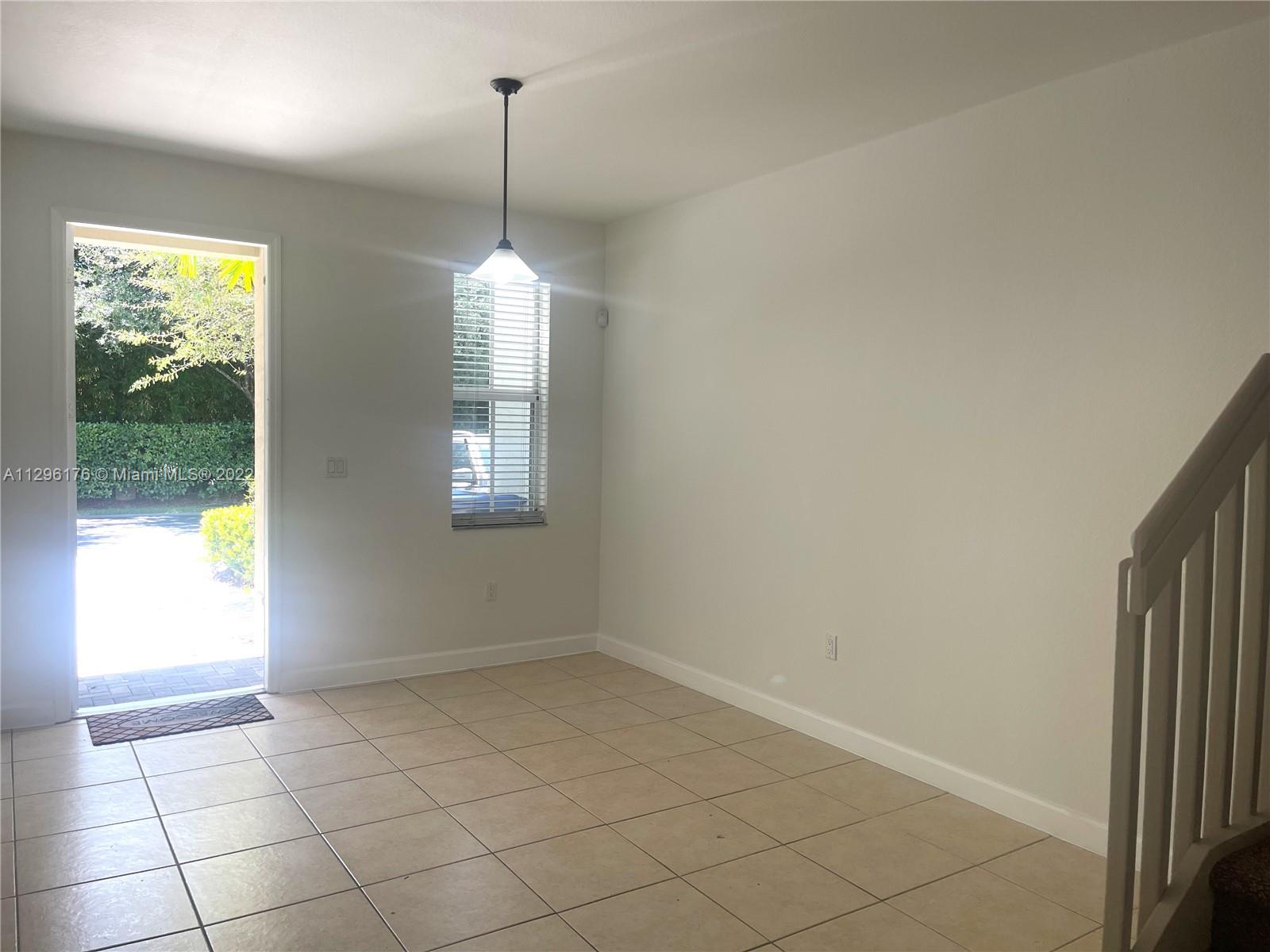 10721 NW 74th Ter