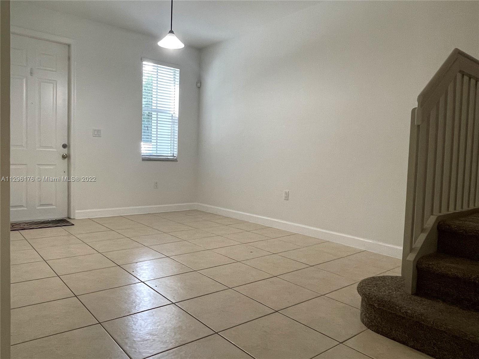 10721 NW 74th Ter