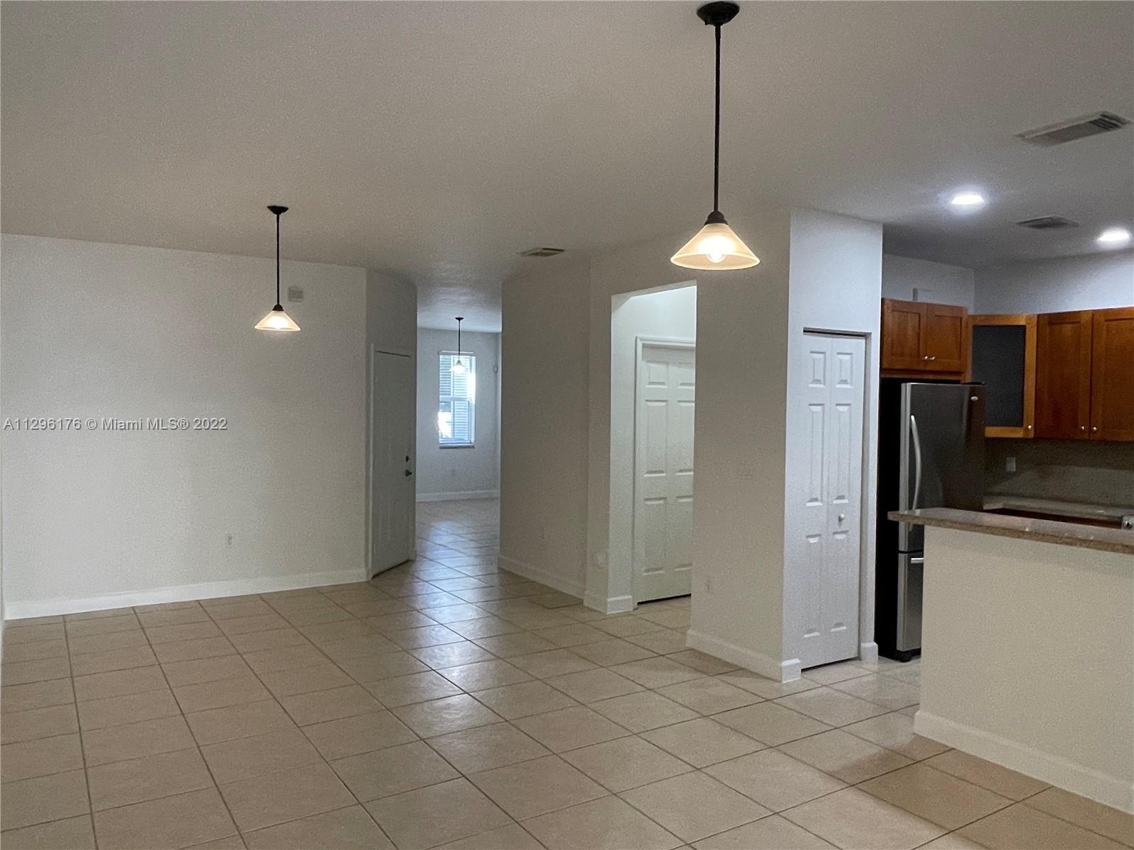 10721 NW 74th Ter