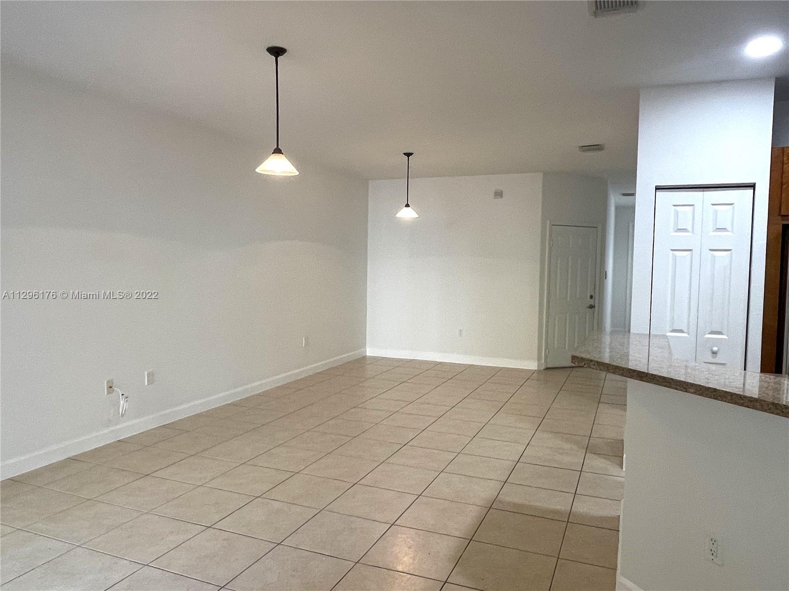 10721 NW 74th Ter