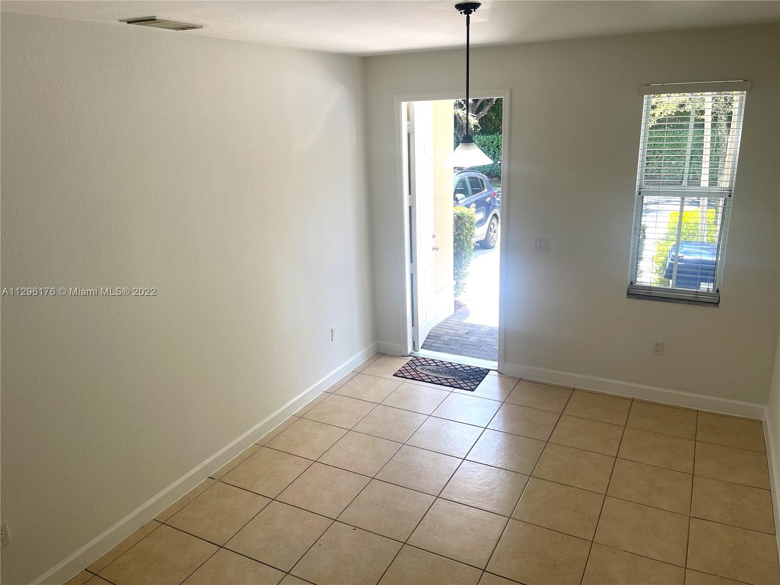 10721 NW 74th Ter