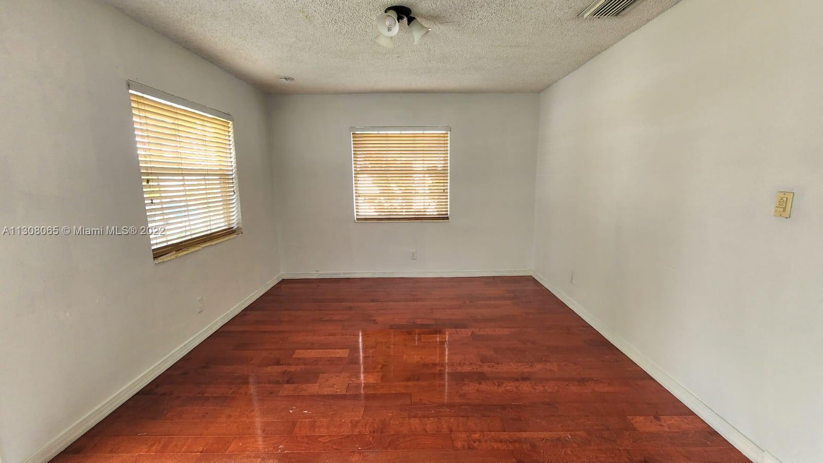 700 W 39th St Unit: 700