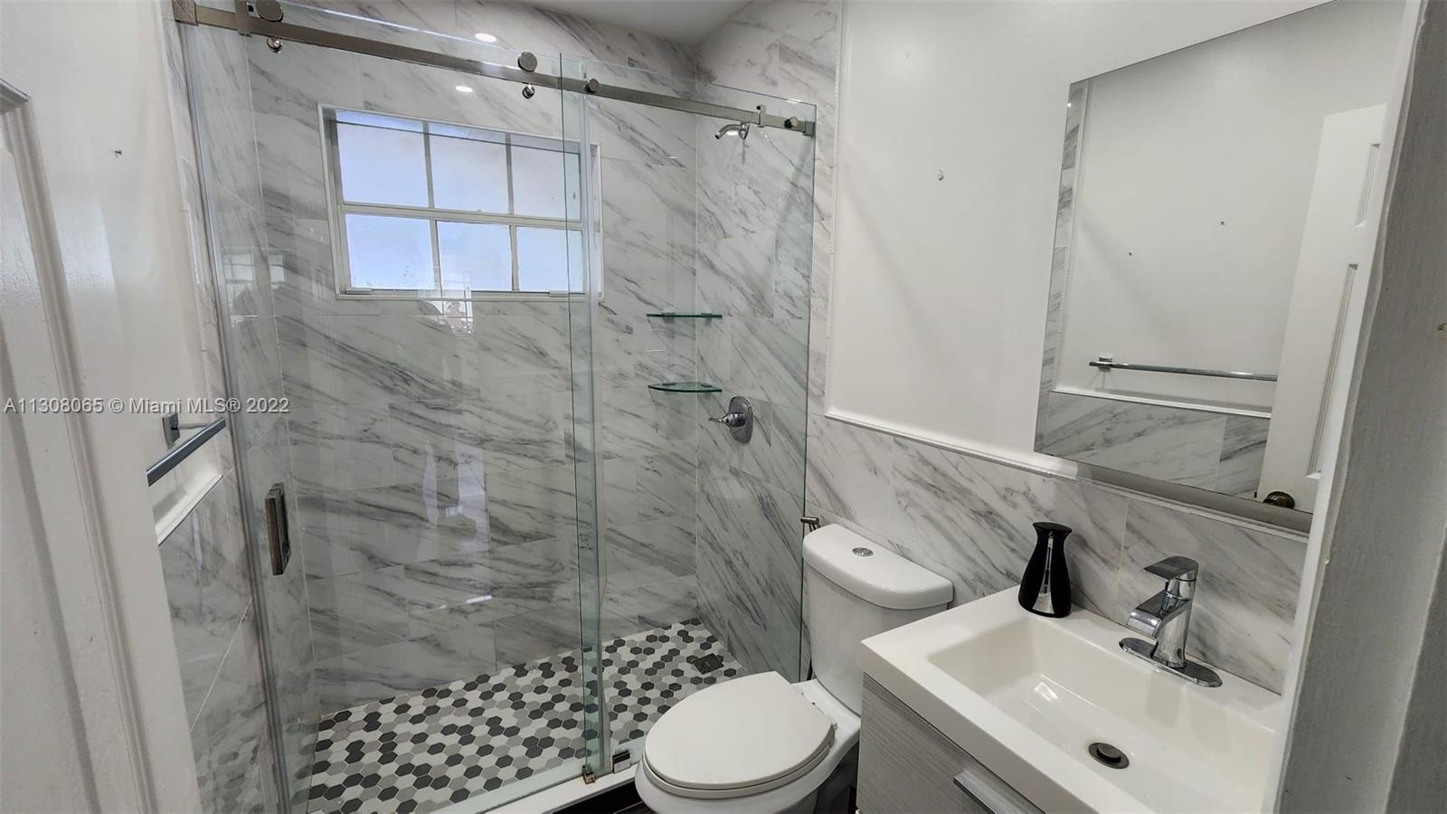 700 W 39th St Unit: 700