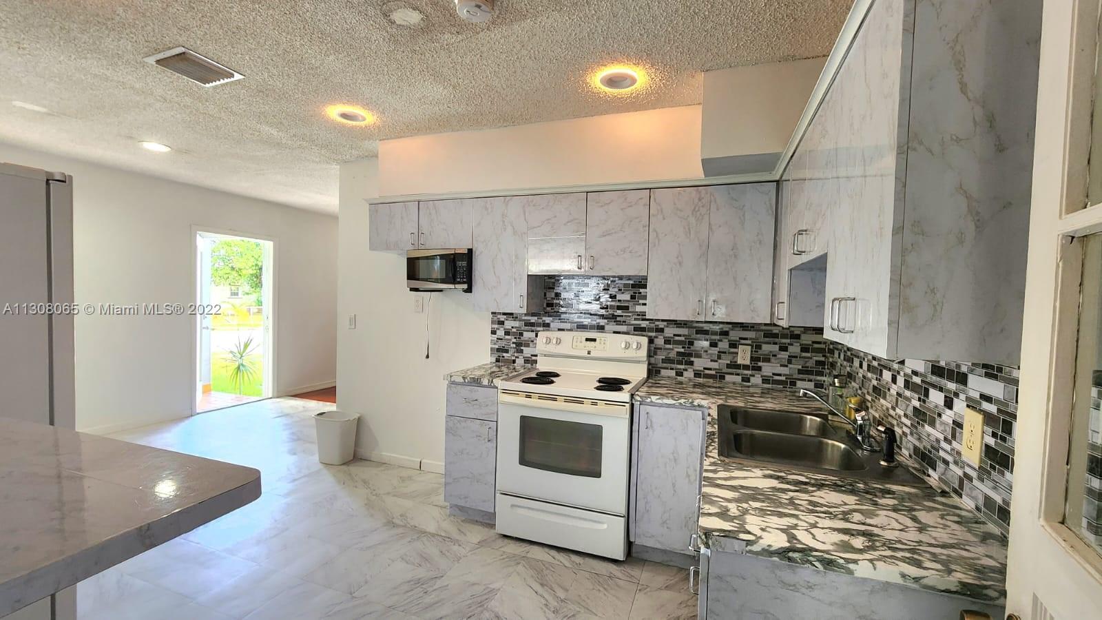 700 W 39th St Unit: 700