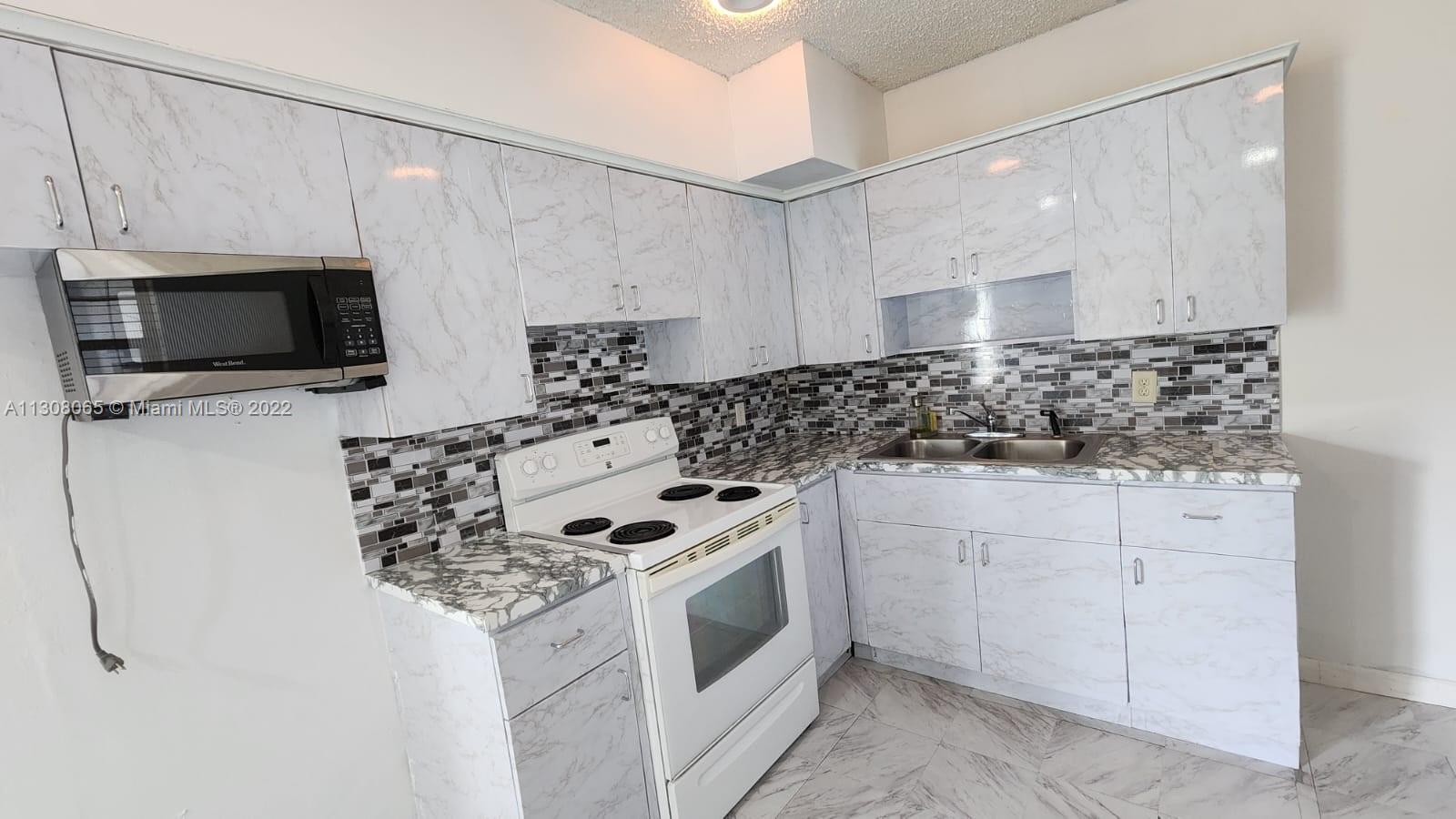 700 W 39th St Unit: 700