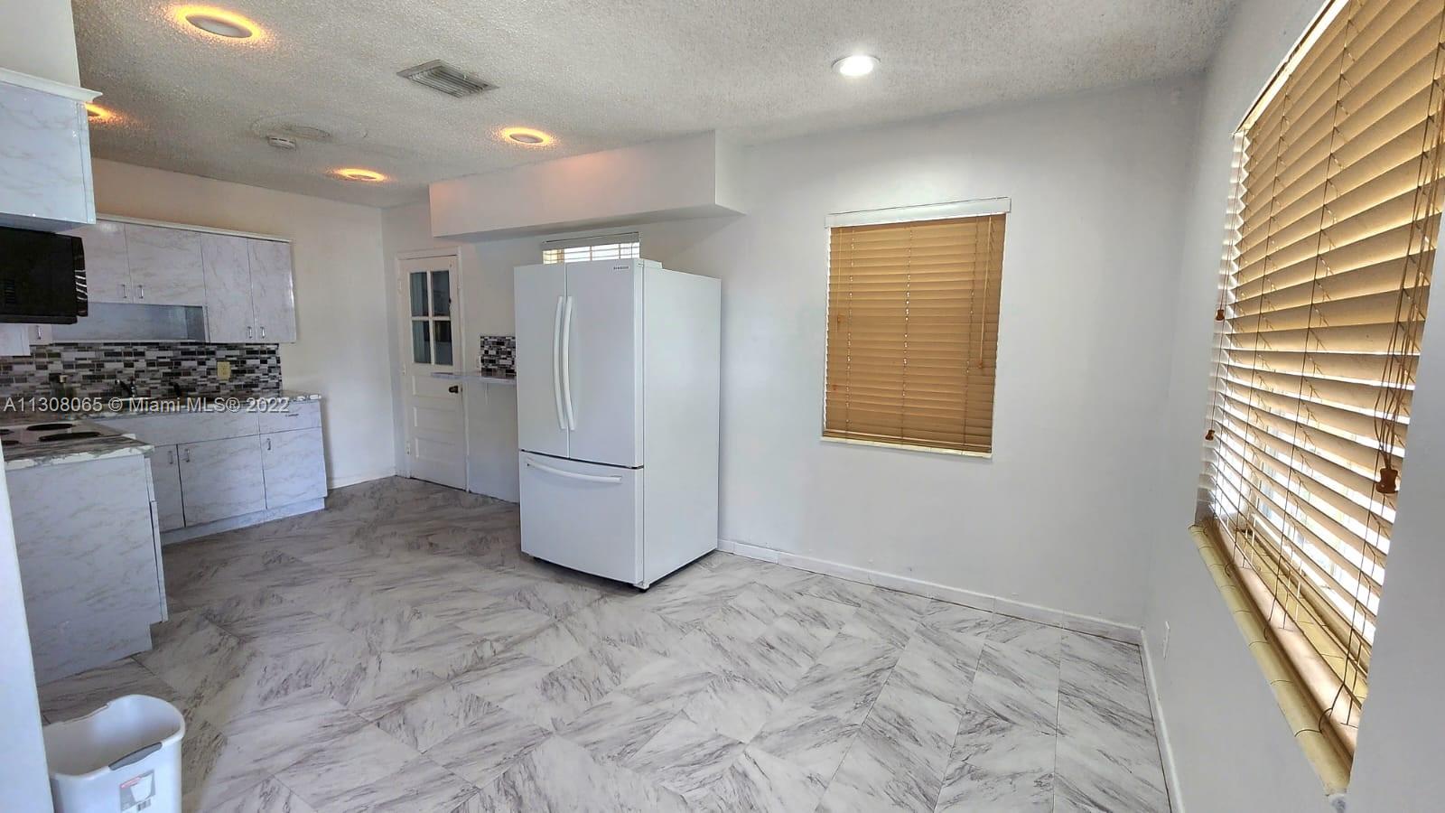 700 W 39th St Unit: 700