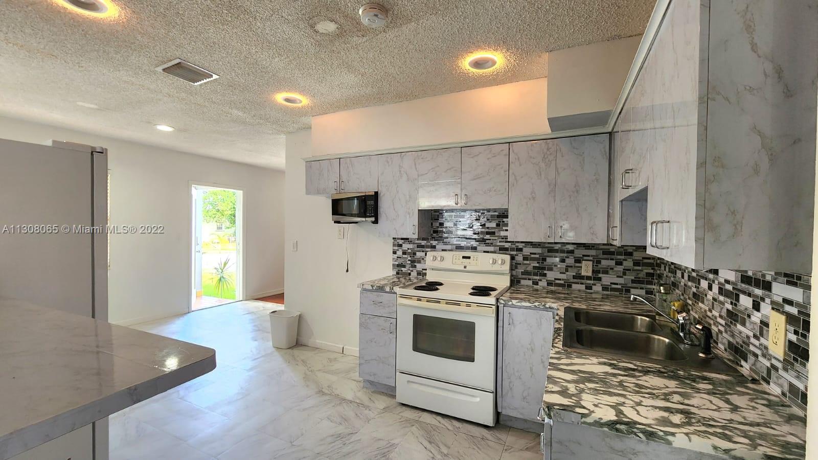 700 W 39th St Unit: 700