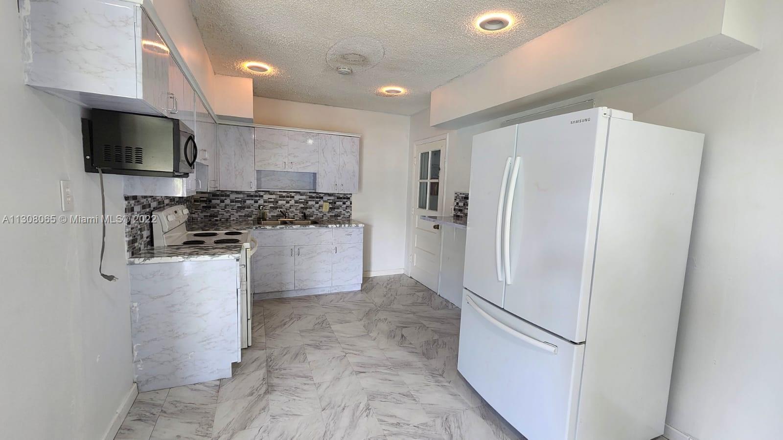 700 W 39th St Unit: 700